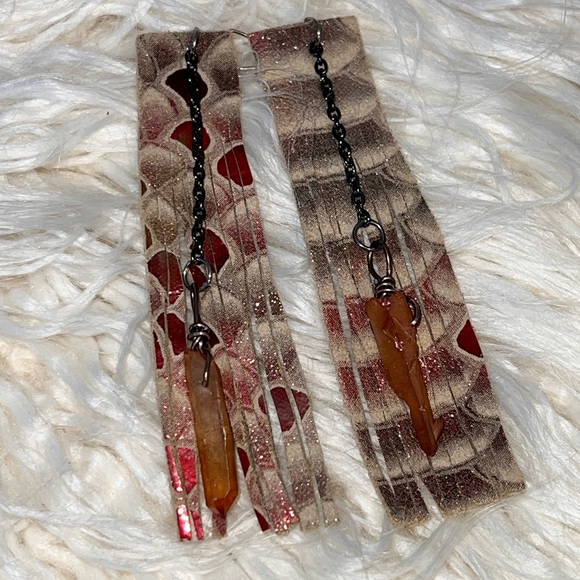 Shimmer leather quartz fringe earrings - Picture 3 of 9